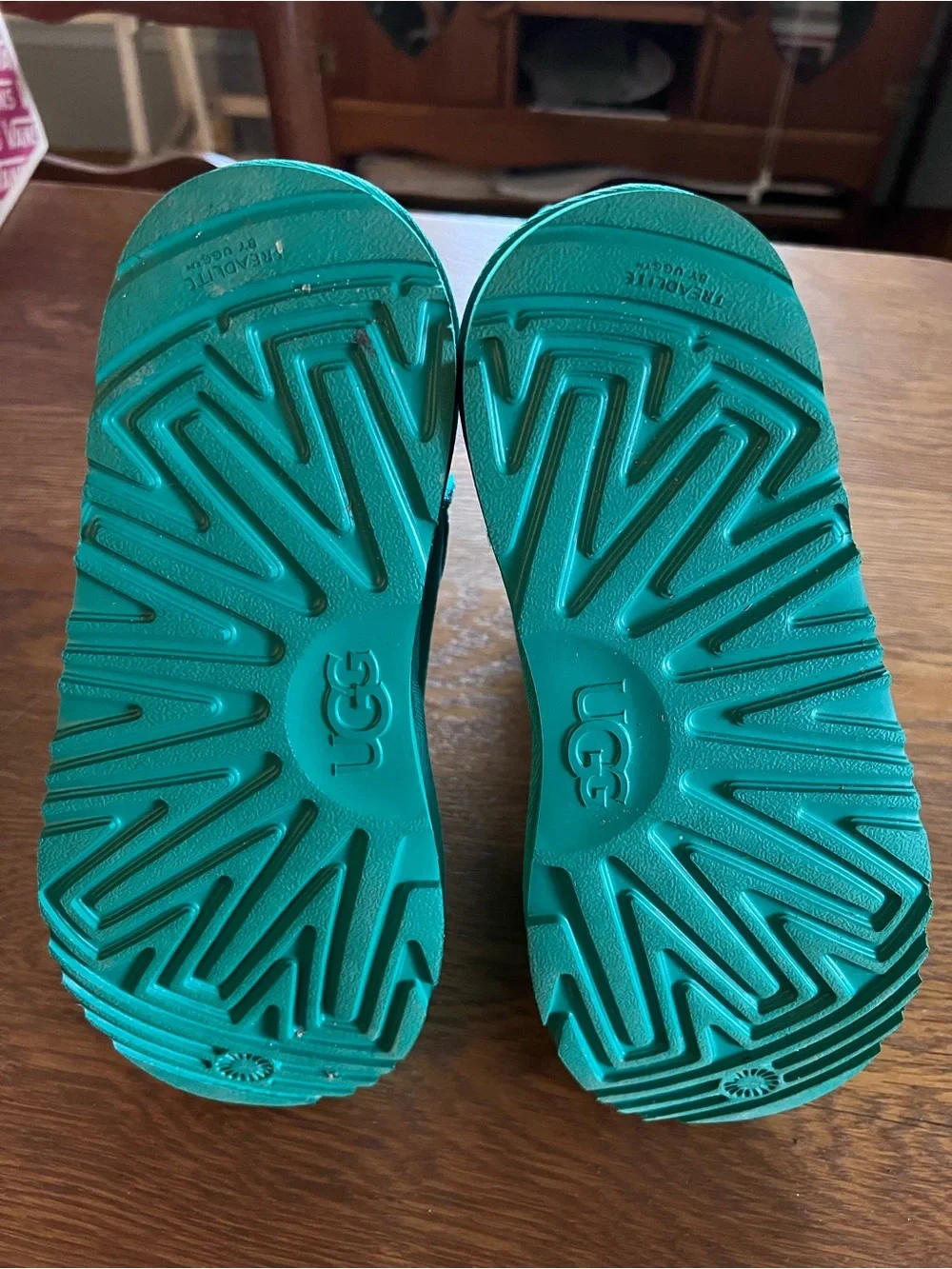 UGG Kids/Womens Bright Green Suede Boots Like New Size 6 Kids